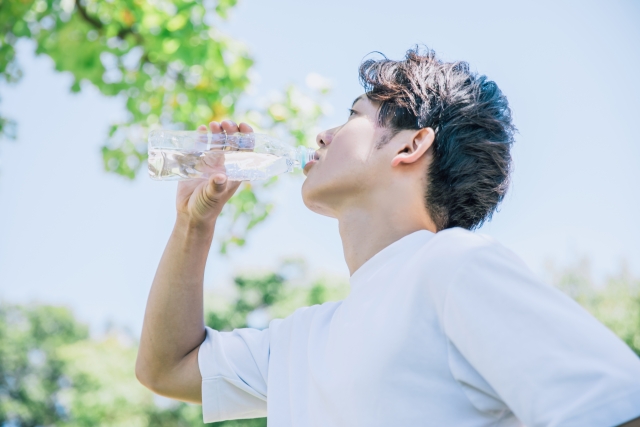 水分補給をする男性